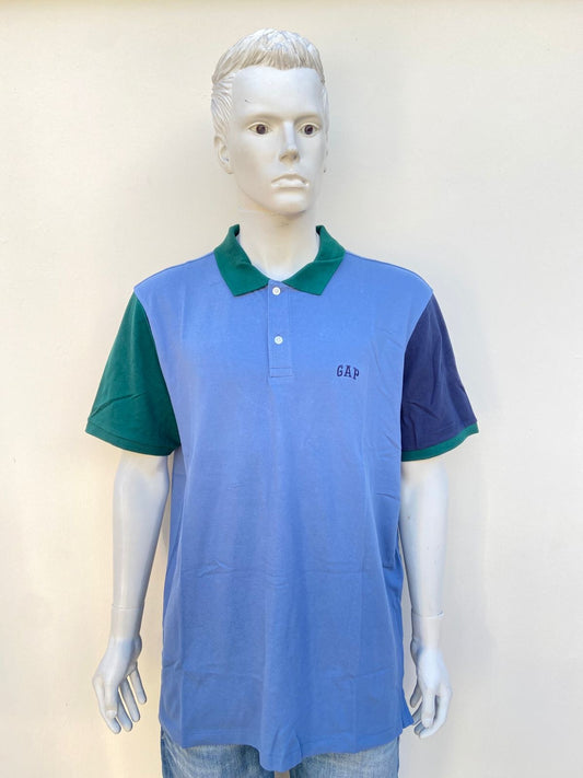 Polocher GAP Original, en color azul con mangas en color verde y azul marino, cuello verde y letra de la marca al frente.