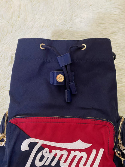 Mochila Tommy Hilfiger original en color azul marino, nombre TOMMY en grande en un bolsillo con el fondo rojo, varios compartimentos, súper espacioso.