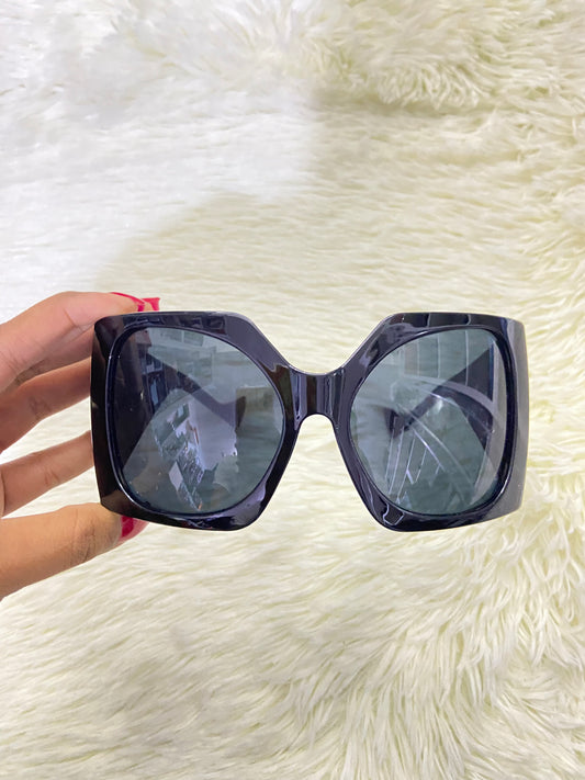 Lentes, negros liso con montura ancha.