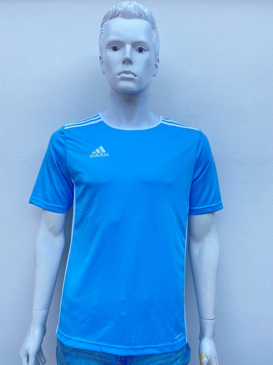 T-shirt Adidas original azul claro con rayas en color blanco al lado.