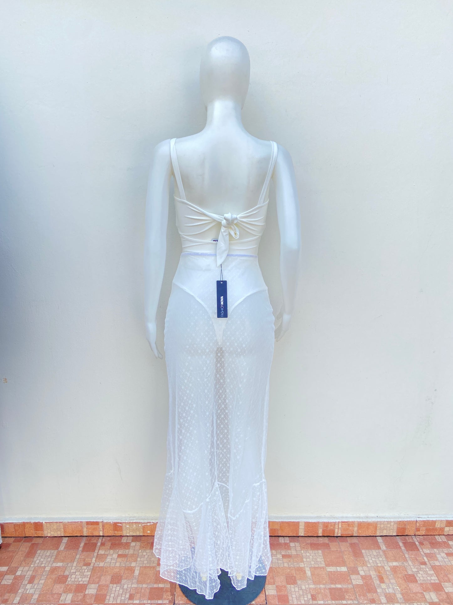 Vestido Fashion Nova original blanco estilo body, con falda en encaje transparente.