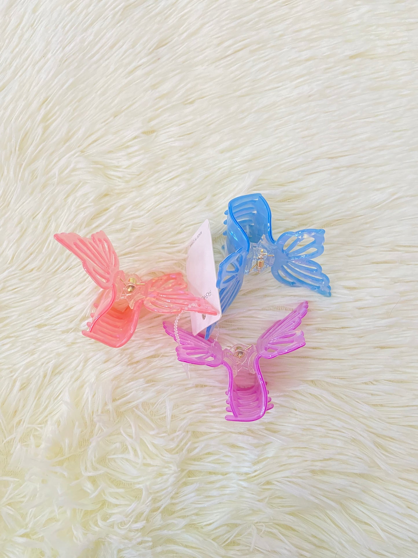 Set de ganchos de mariposas en color rosado, azul y morado.