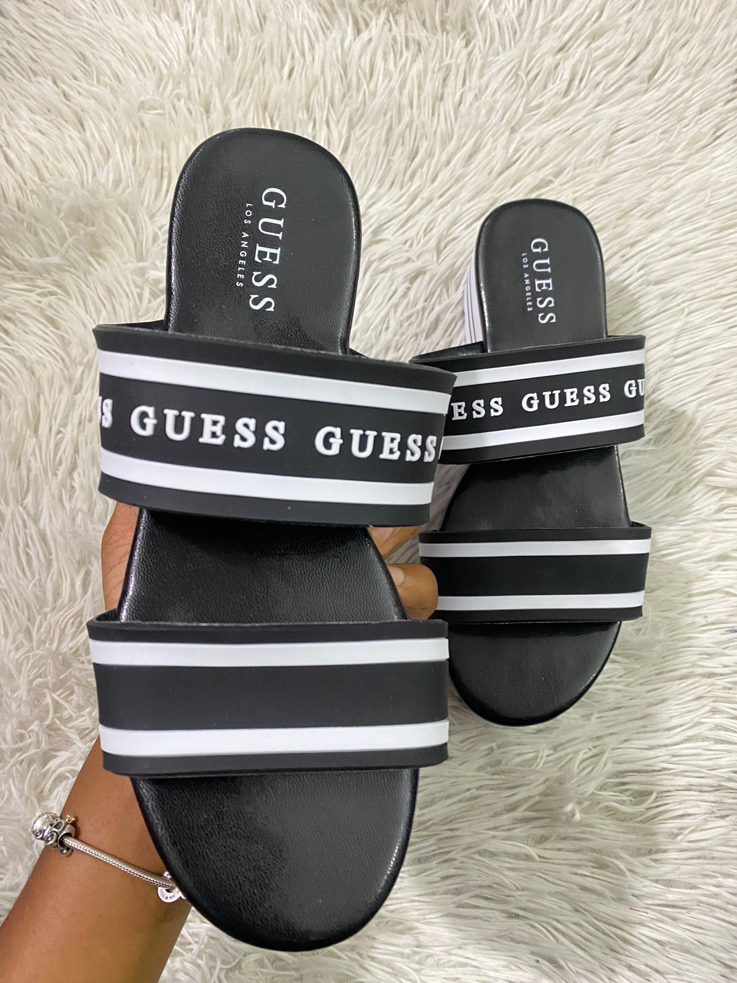 Sandalias Guess original, negra con blanco, de plataforma con letras de la marca en blanco.