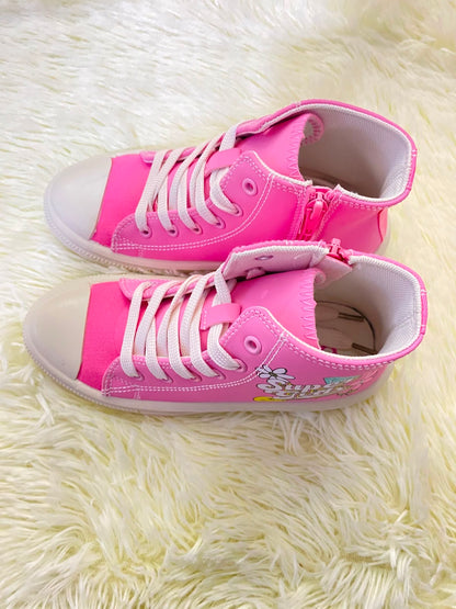 Tenis, rosados con suelas en color blanco y letras SUPER GIRLS y flores.