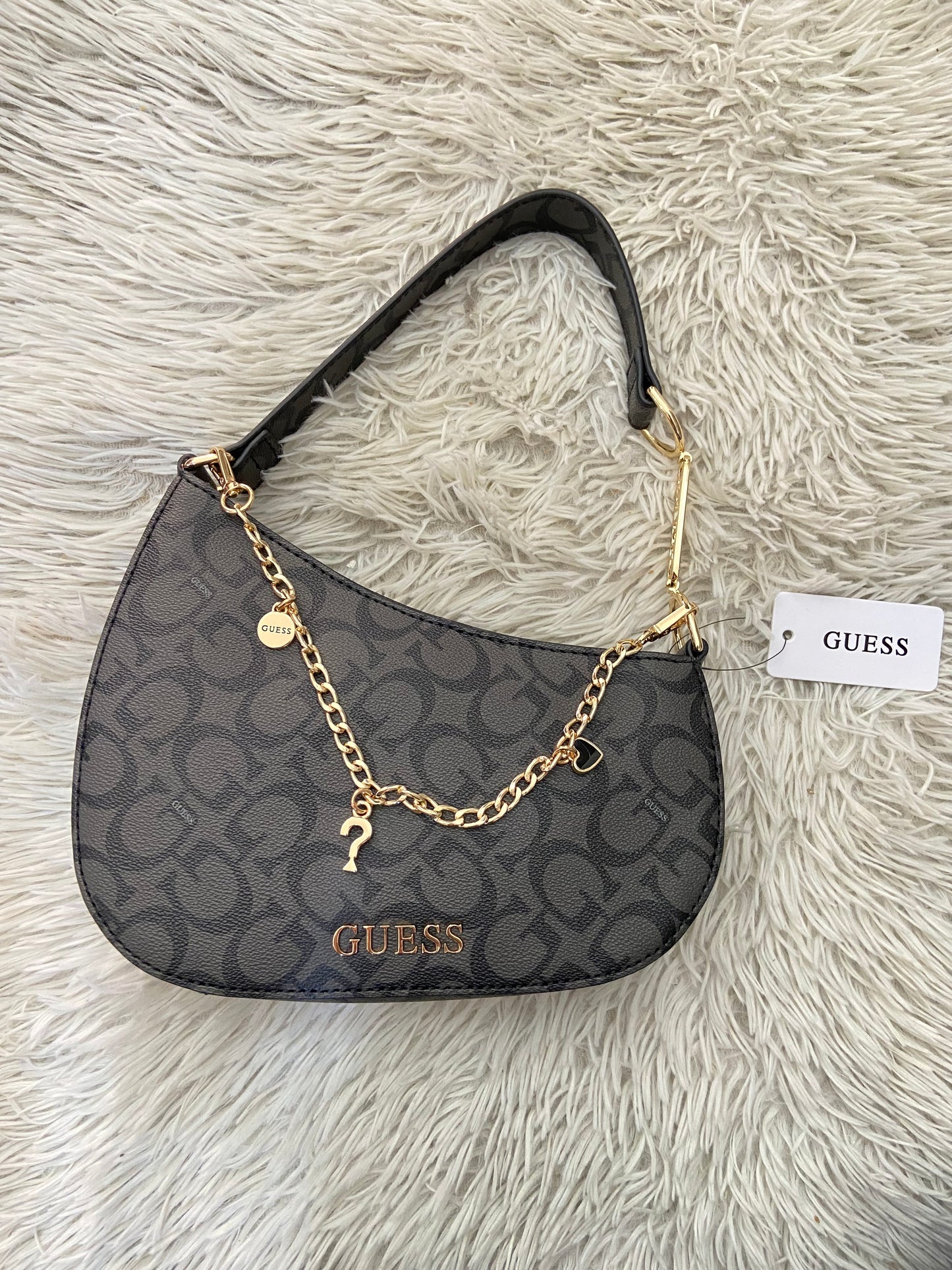 Cartera GUESS original negra con cadena colgante con charms de la marca.