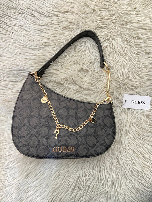 Cartera GUESS original negra con cadena colgante con charms de la marca.
