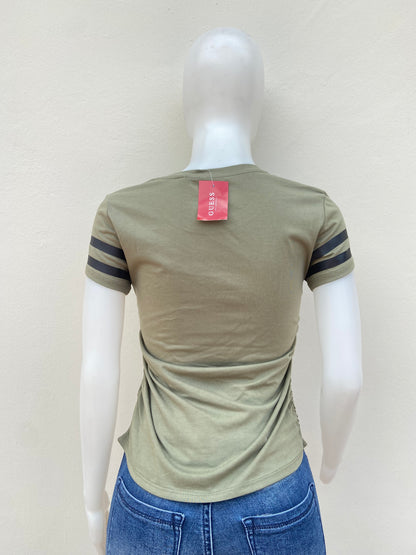 T-shirt/ Blusa GUESS original, verde oliva con letras GUESS en color negro en frente.