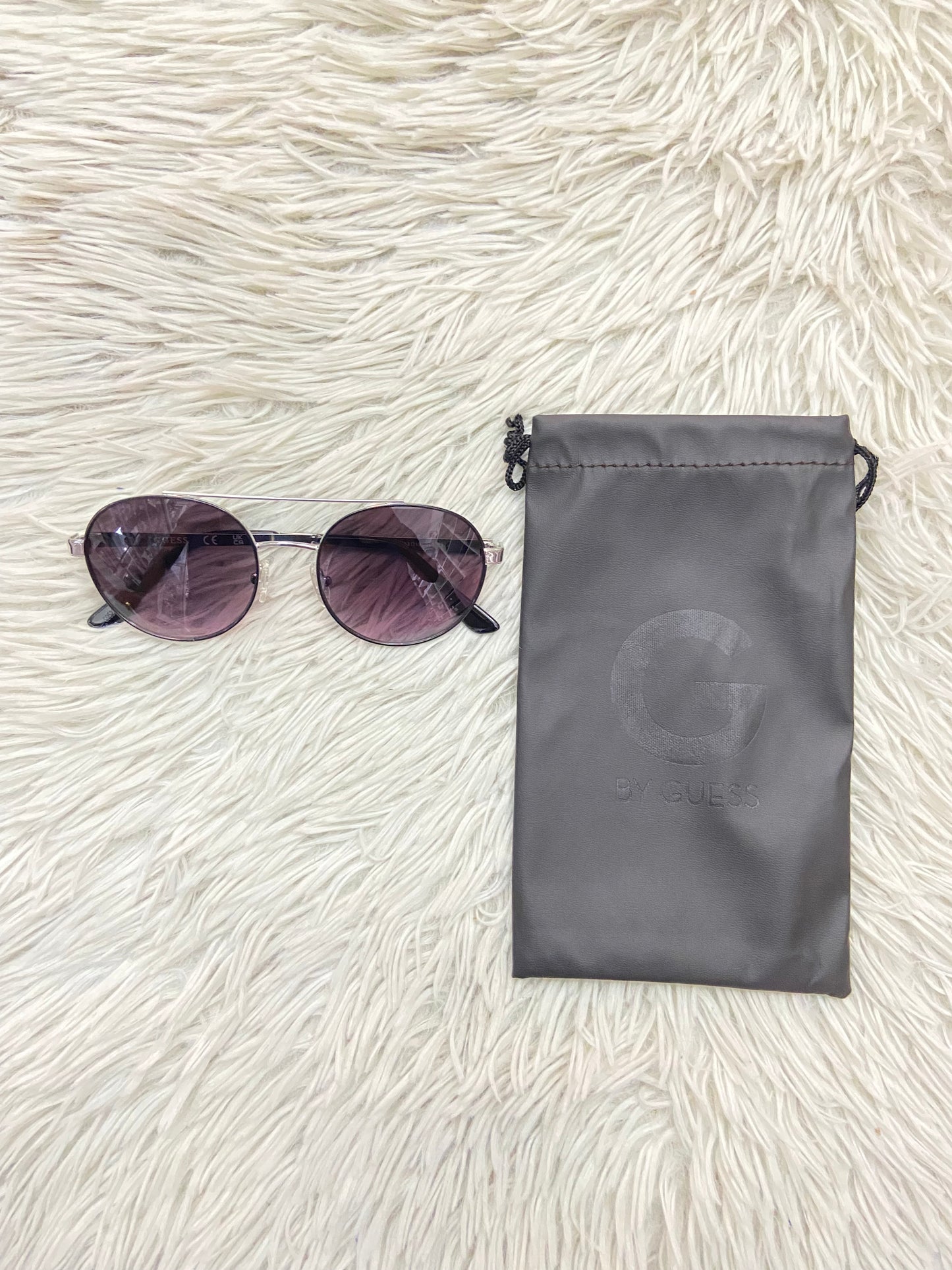 Lentes GUESS original, con protección UV 100-400 para proteger tu visión. Negro, montura plateada y micas oscuras.