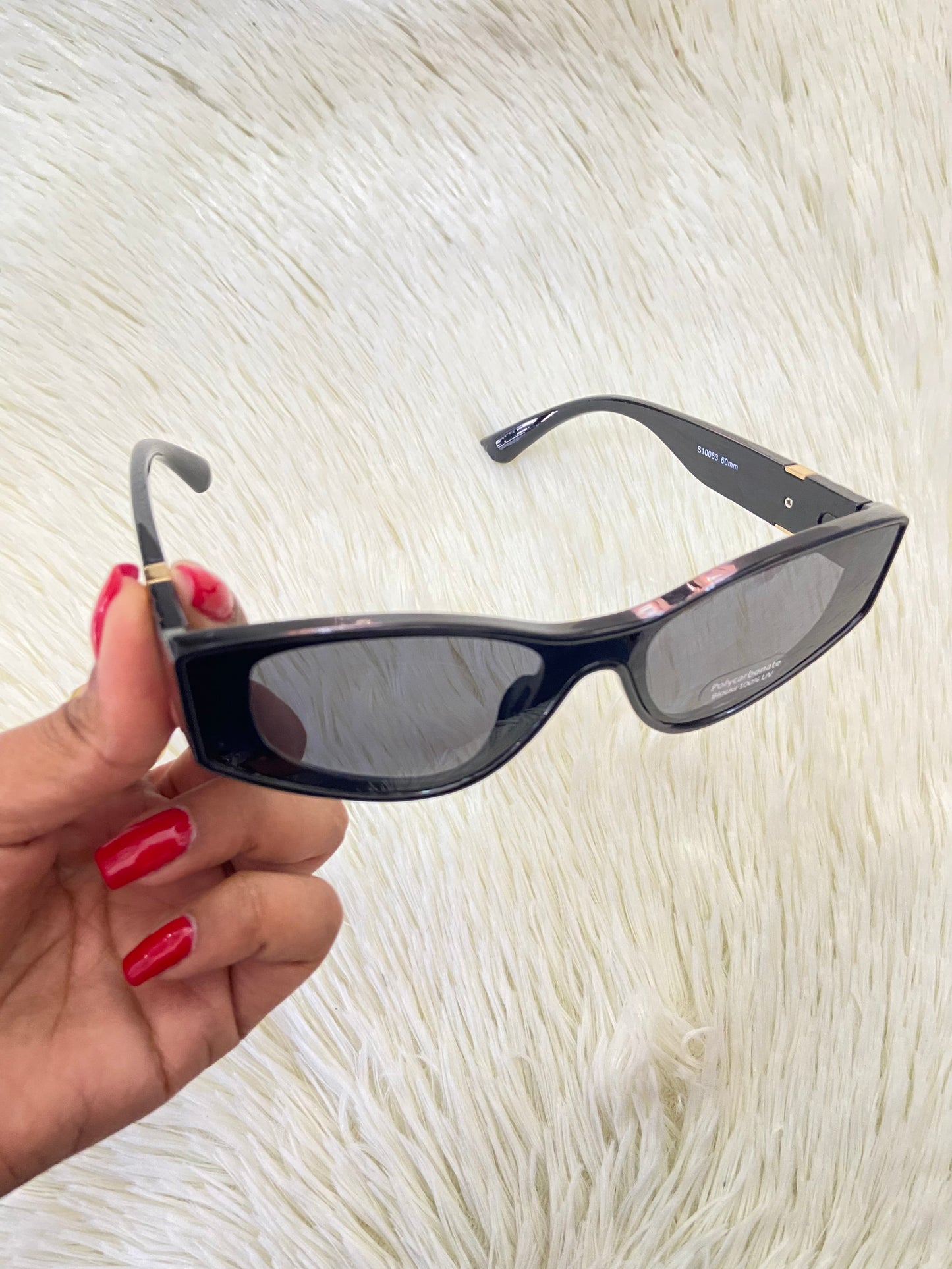 Lentes, negros pequeños estilo gato, con detalles en dorado, con protección UV 100-400.