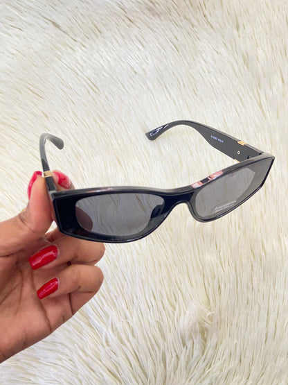 Lentes, negros pequeños estilo gato, con detalles en dorado, con protección UV 100-400.