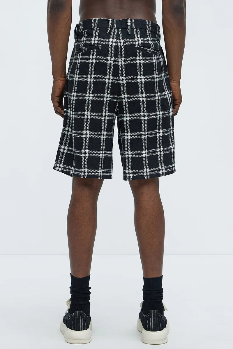 Bermuda, negra con estampado de cuadros en color blanca.