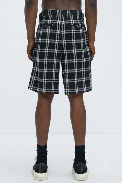 Bermuda, negra con estampado de cuadros en color blanca.