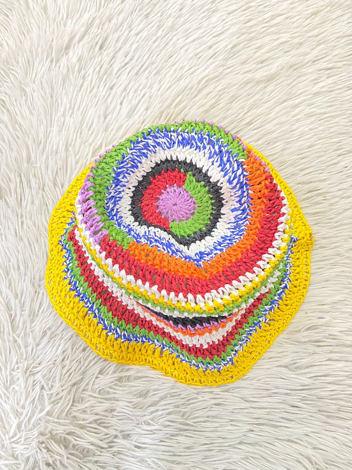 Gorro multicolor tejido en crochet de hilo