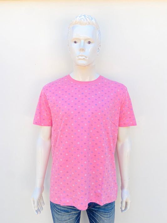 T-shirt MBX PREMIUM GOODS original, en color rosado claro con estampado de pequeñas figuras geométricas en color morado, azul negro y blanco, 100% algodón