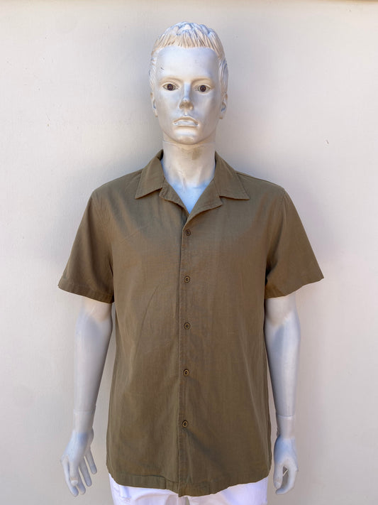 Camisa 30% lino 70% algodón orgánico, color verde oliva oscuro, manga corta.