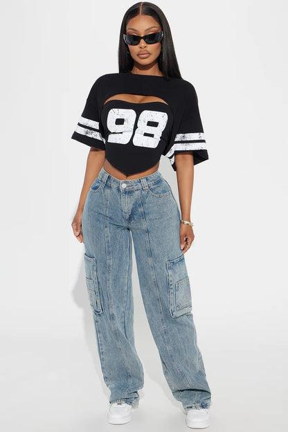 Pantalon, Jean azul claro estilo cargo y costura en hilo marrón.