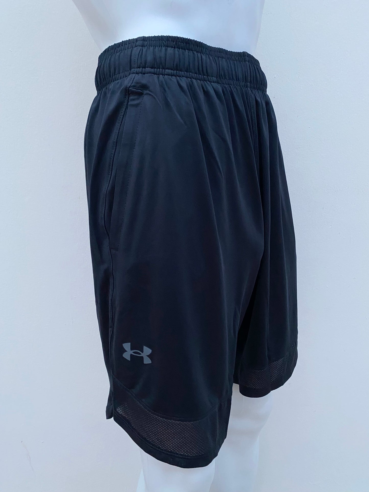 Bermuda Deportiva Under Armour original negra con estampado pequeño de la marca en gris.