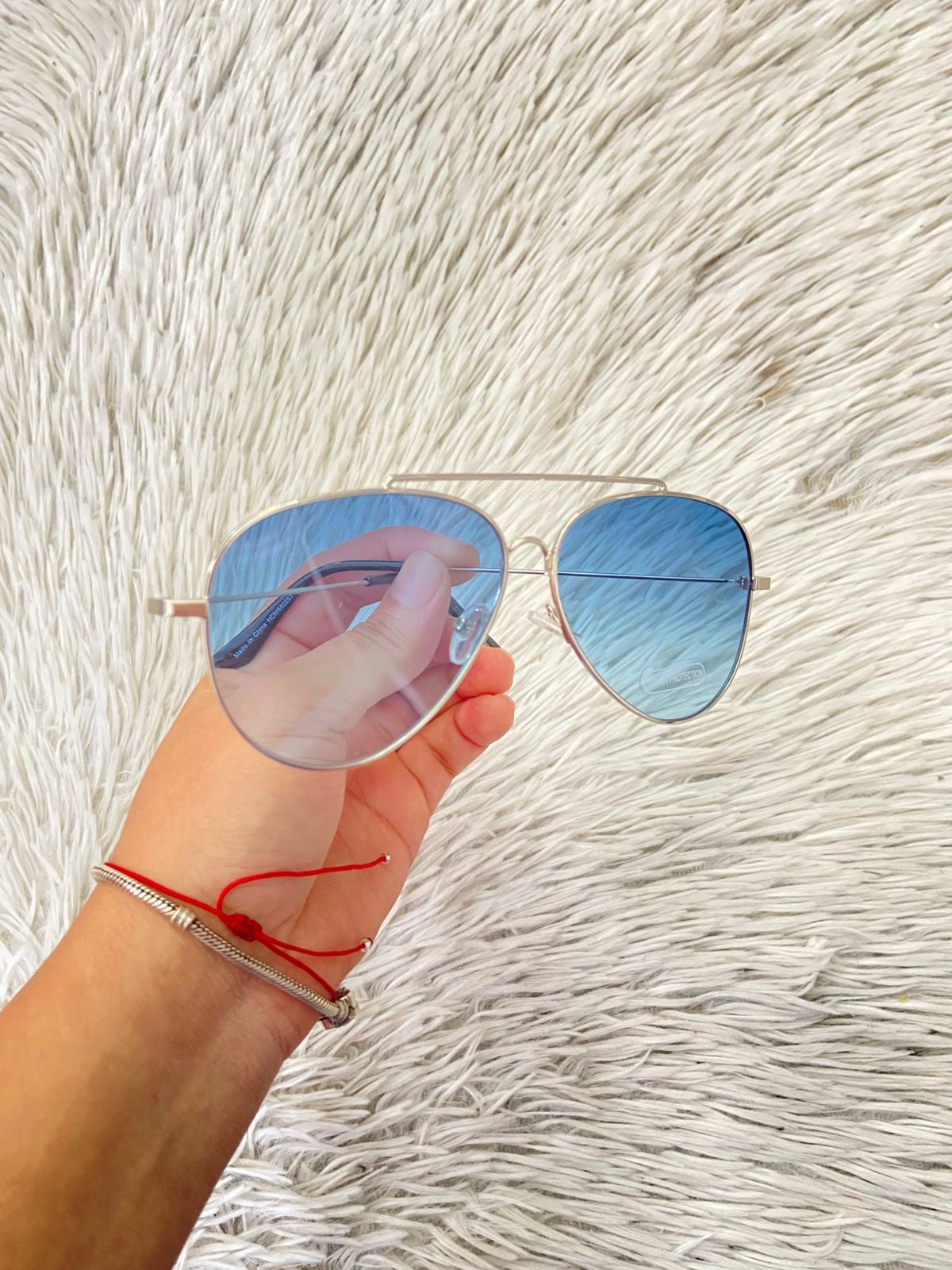 Lentes con montura plateada y micas azules