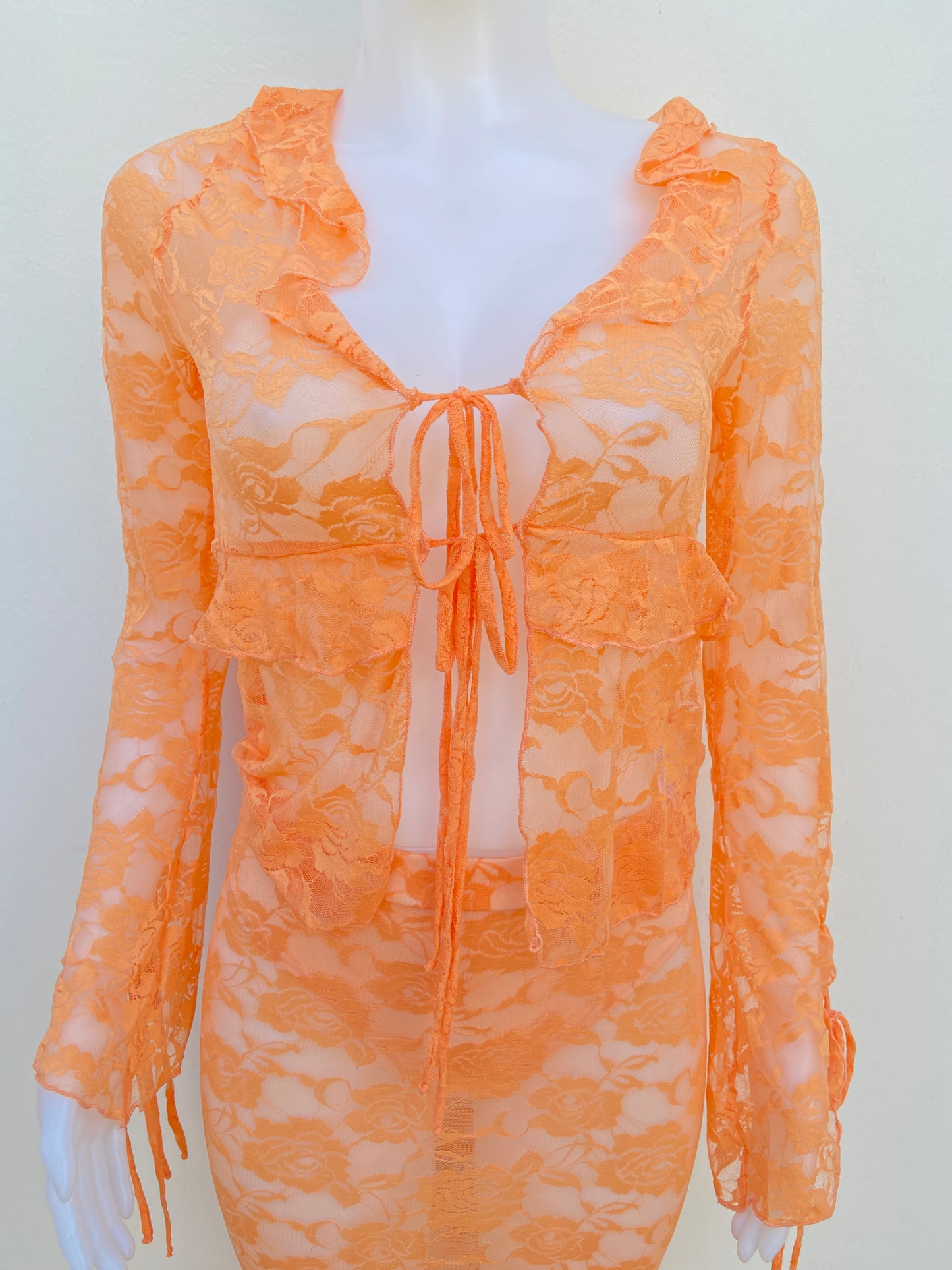 Conjunto Fashion Nova original naranja en encaje y lazos ajustables.