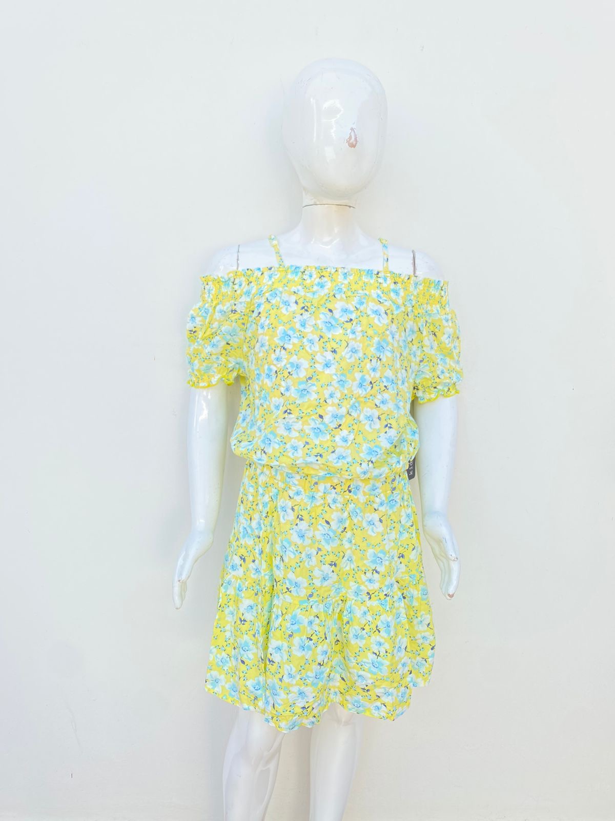 Conjunto KIDTOPIA original amarillo con flores azules.