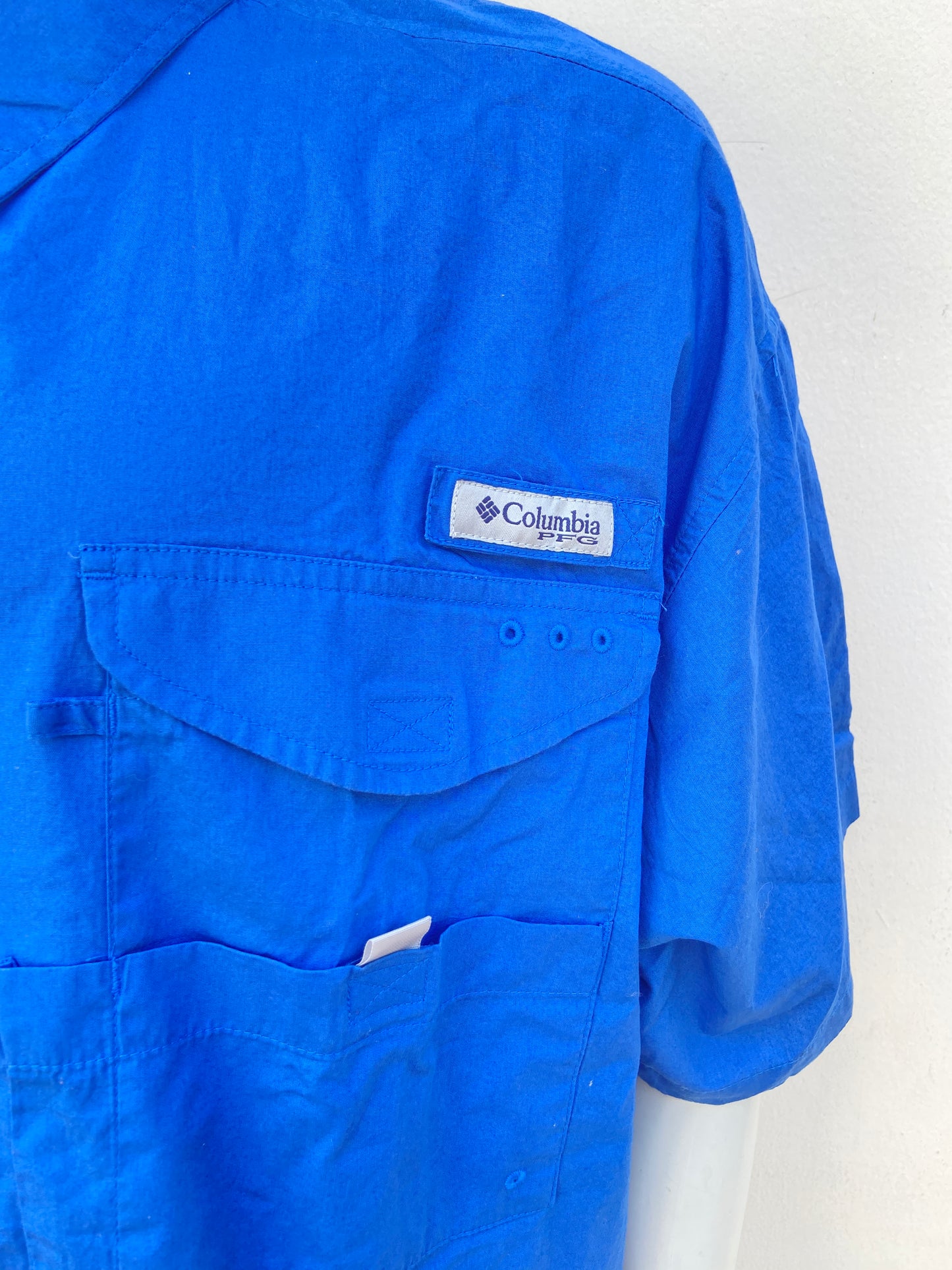 Camisa COLUMBIA original azul rey con logotipo de la marca en gris .