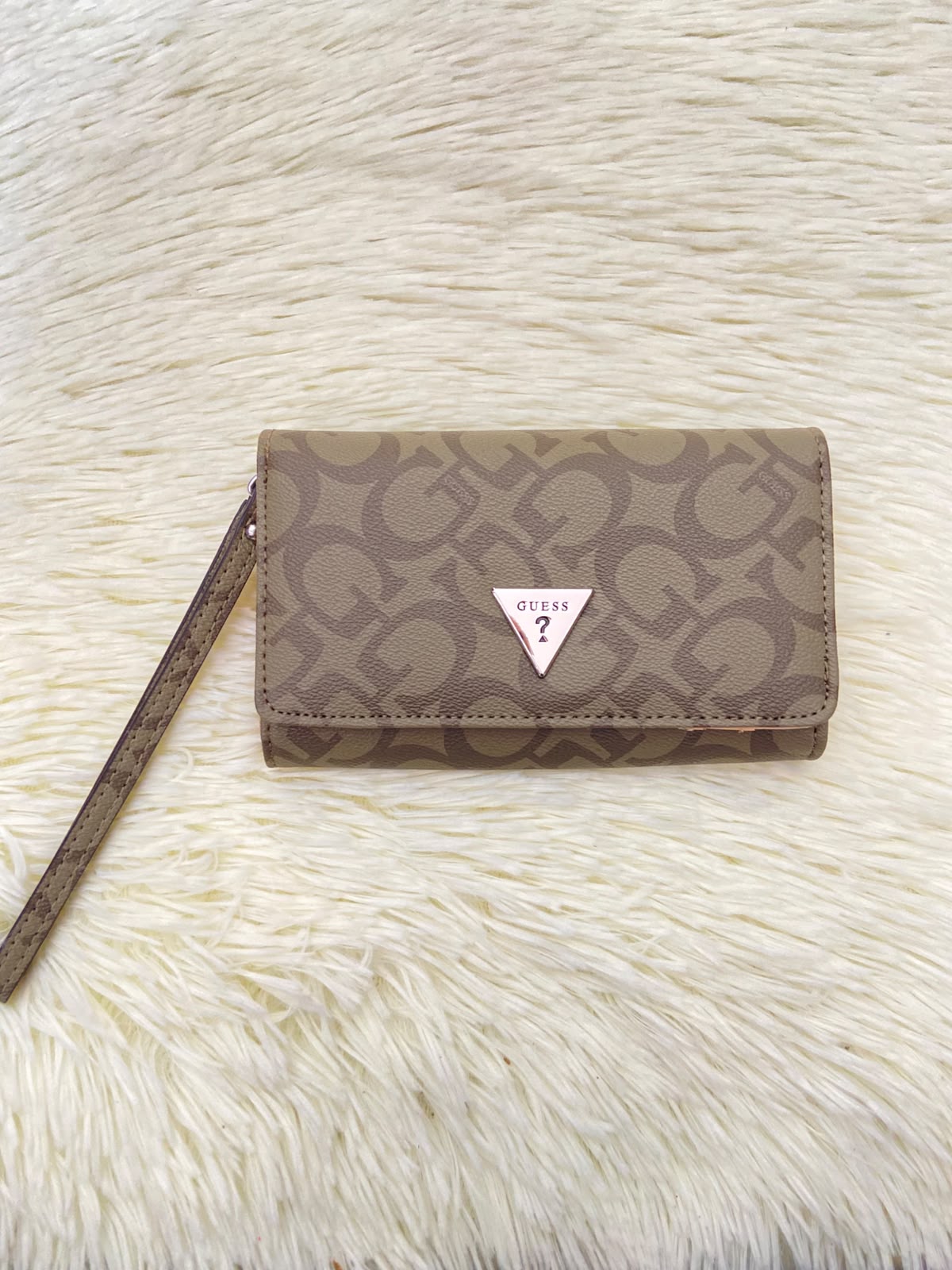 Monedero GUESS original, color verde militar con estampado G y placa GUESS en forma de triangulo en plateado.