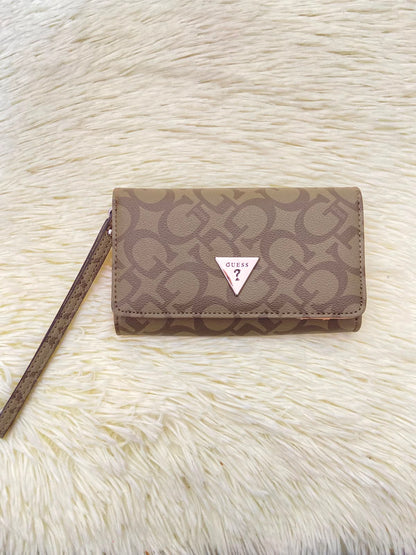 Monedero GUESS original, color verde militar con estampado G y placa GUESS en forma de triangulo en plateado.