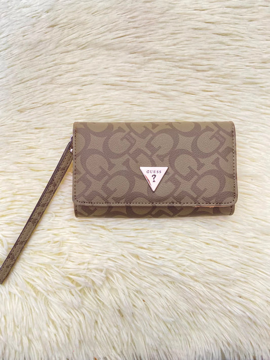 Monedero GUESS original, color verde militar con estampado G y placa GUESS en forma de triangulo en plateado.