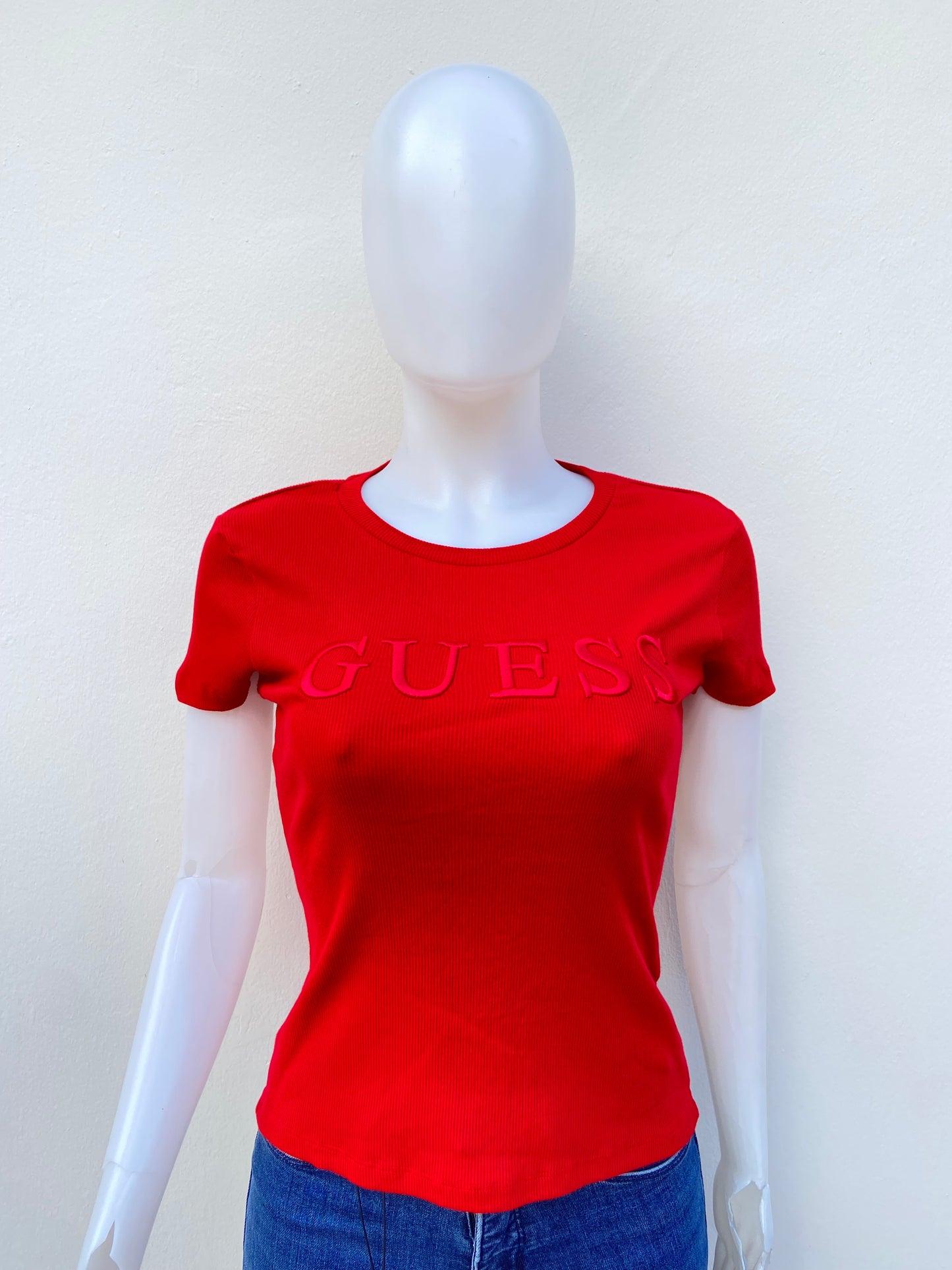 T-shirt GUESS original, rojo con letras GUESS en grande en frente.