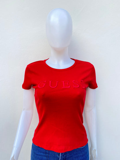 T-shirt GUESS original, rojo con letras GUESS en grande en frente.
