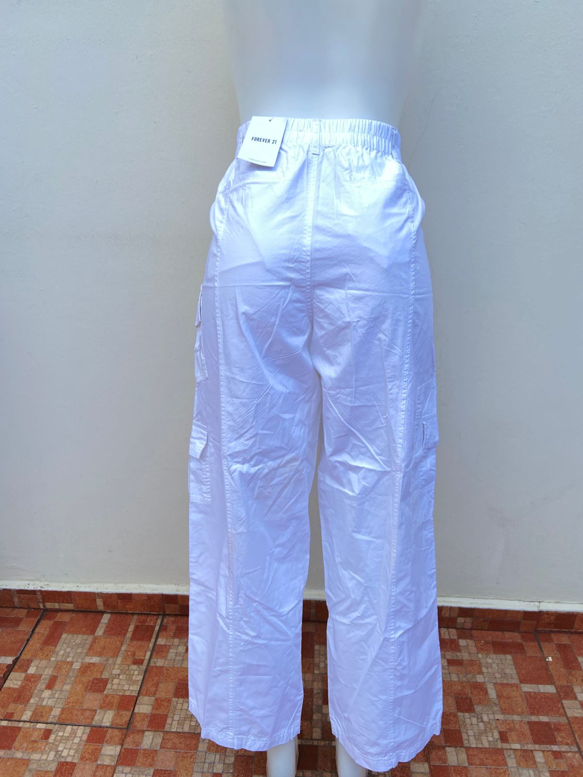 Pantalon cargo Forever21 original, blanco con bolsillos a los lados.
