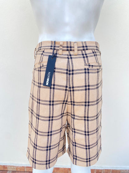 Bermuda, crema con estampado de cuadros negros.