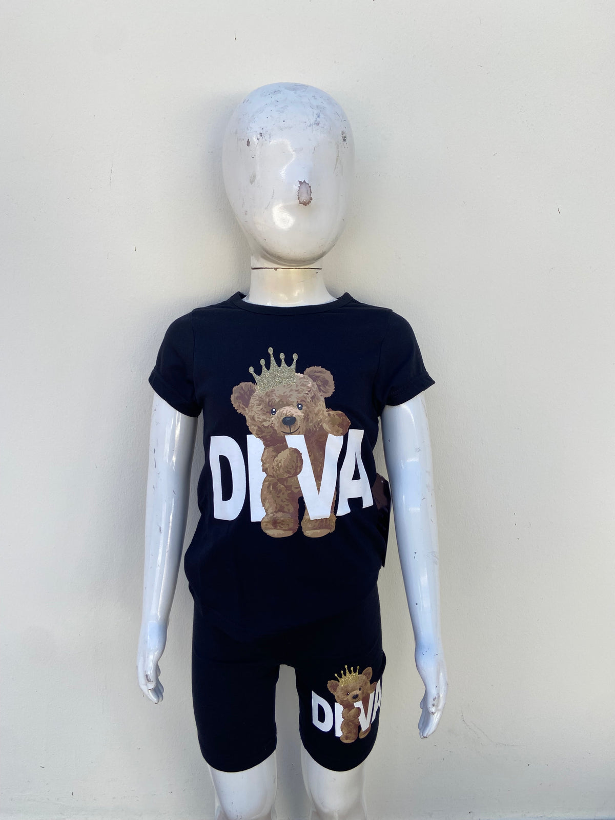 Conjunto DREAM STAR original negro con estampado de oso y letras DIVA en blanco.