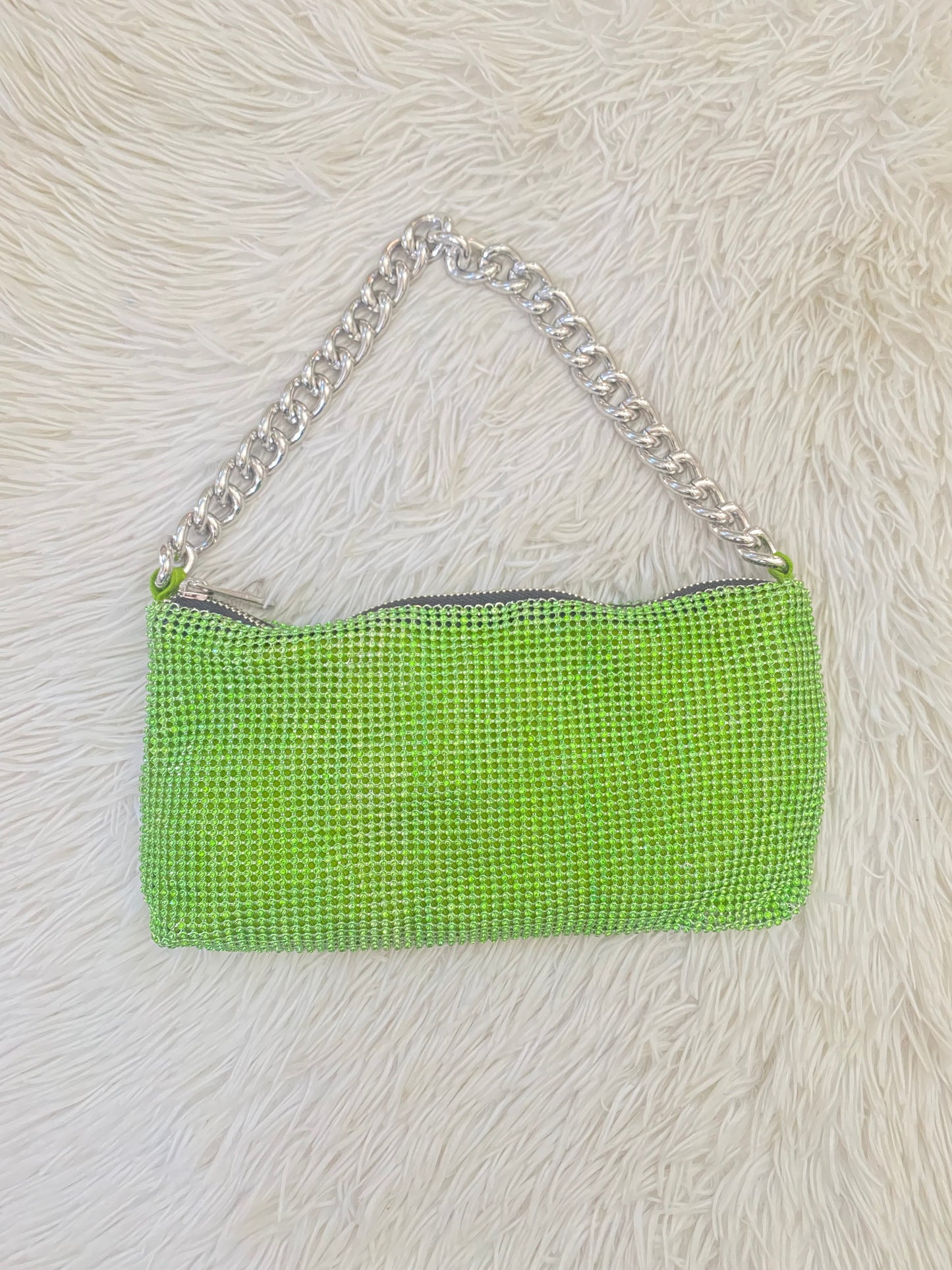 Cartera Fashion Nova original, verde con brillo y cadena plateada.