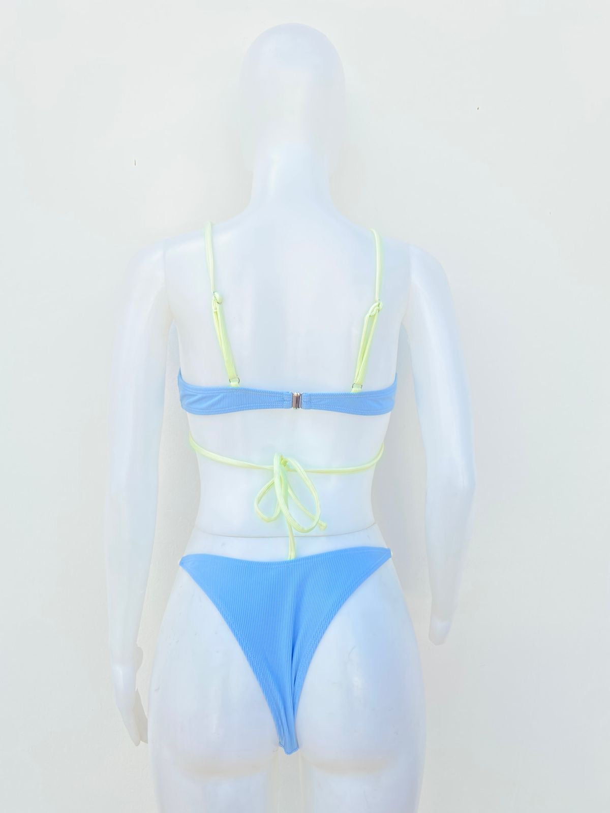 Biquini ZAFUL original, azul y verde neón con abierto en frente.