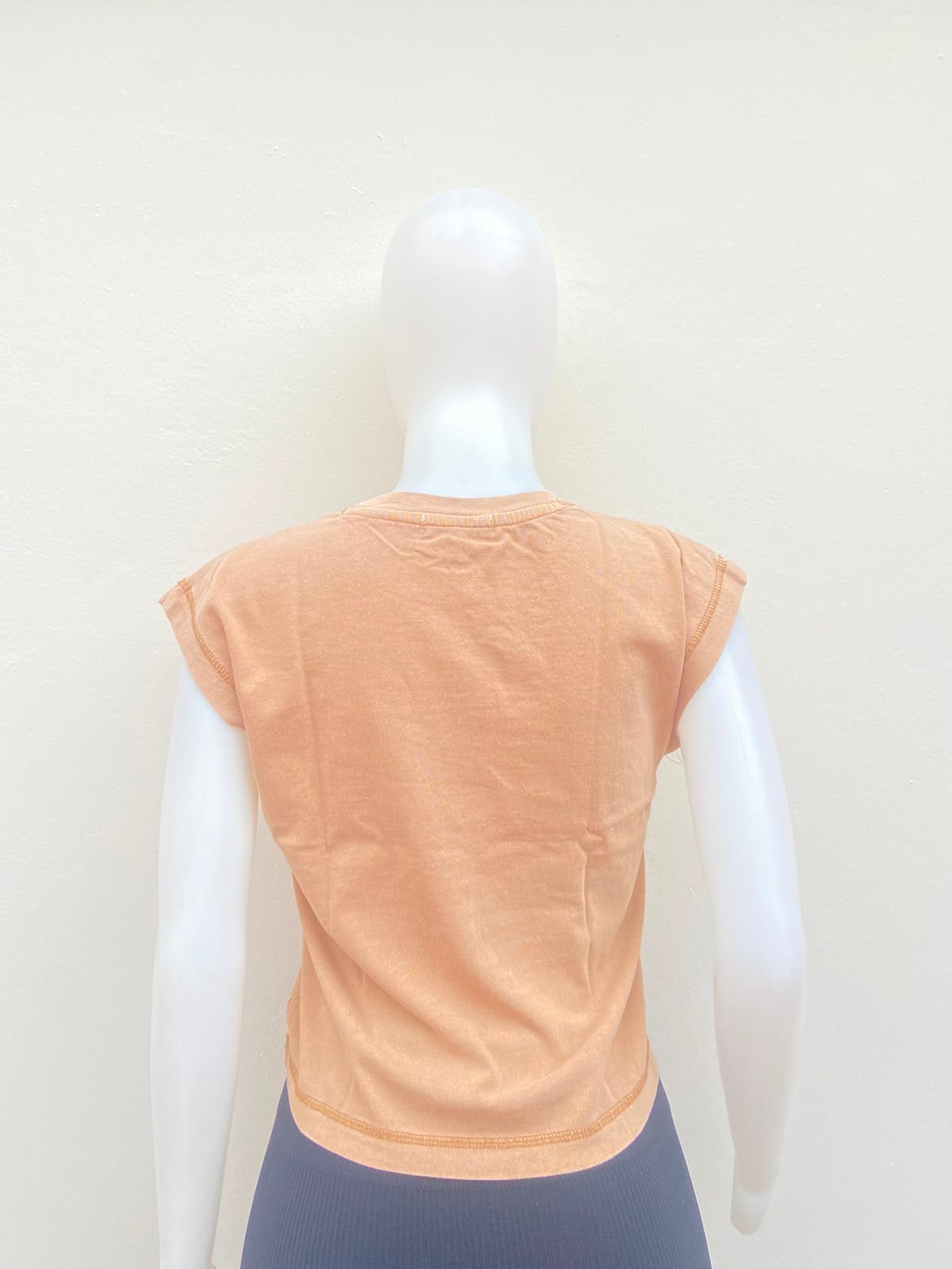 Crop-top beige/caqui liso, sin mangas.