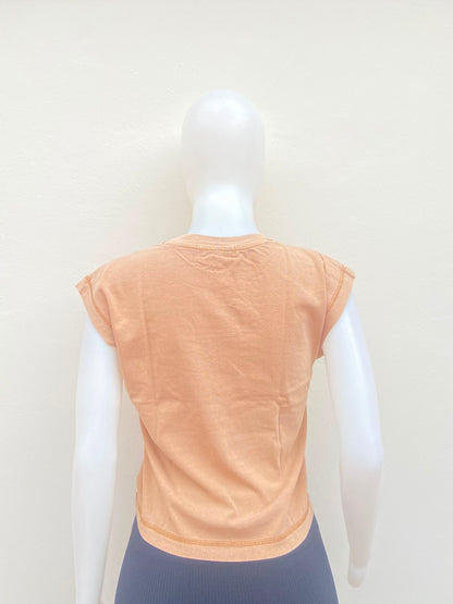 Crop-top beige/caqui liso, sin mangas.