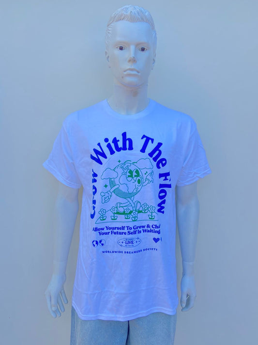 T-shirt, blanco con letras GROW WITH THE FLOW en azul.