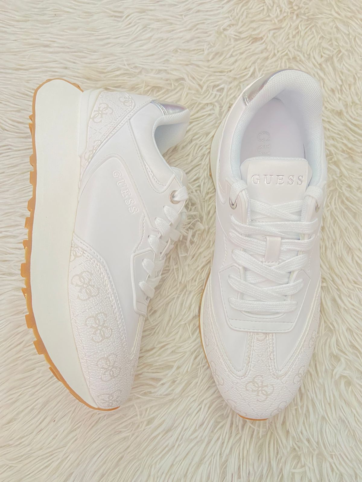 Tenis GUESS original blanco con marrón altos, com logotipo de Guess.