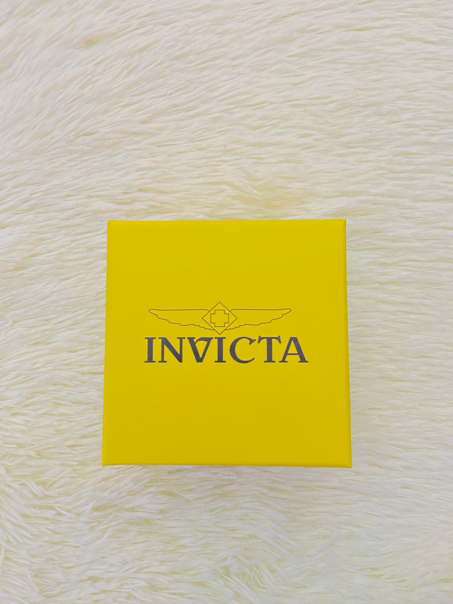 Reloj INVICTA original plateado con dorado  y manecillas en color verde.