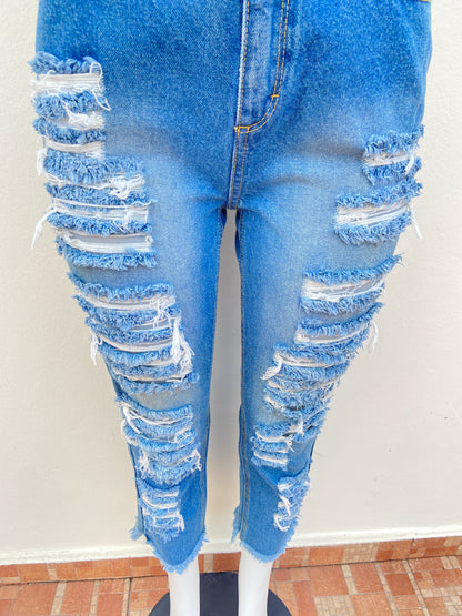 Pantalón jeans color azul con rasgados