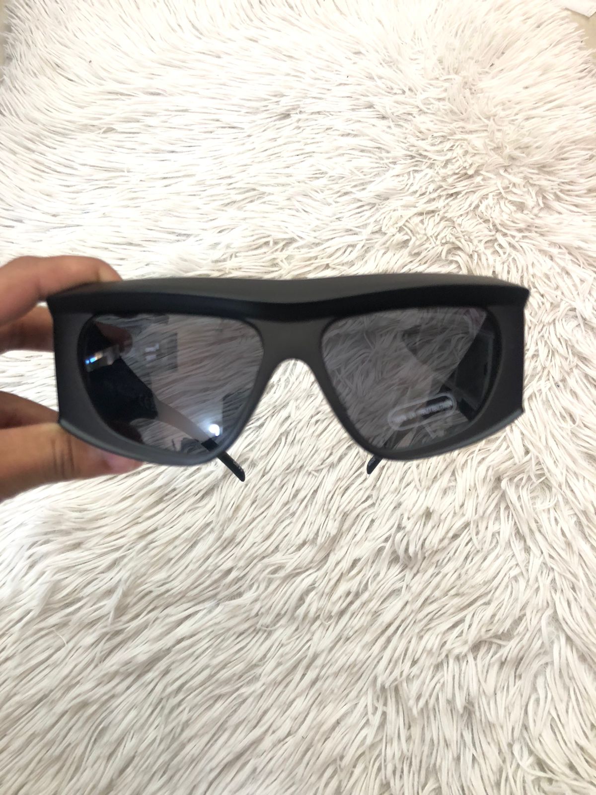 Lentes, negro cuadrado con detalles de líneas blancas en los lados.