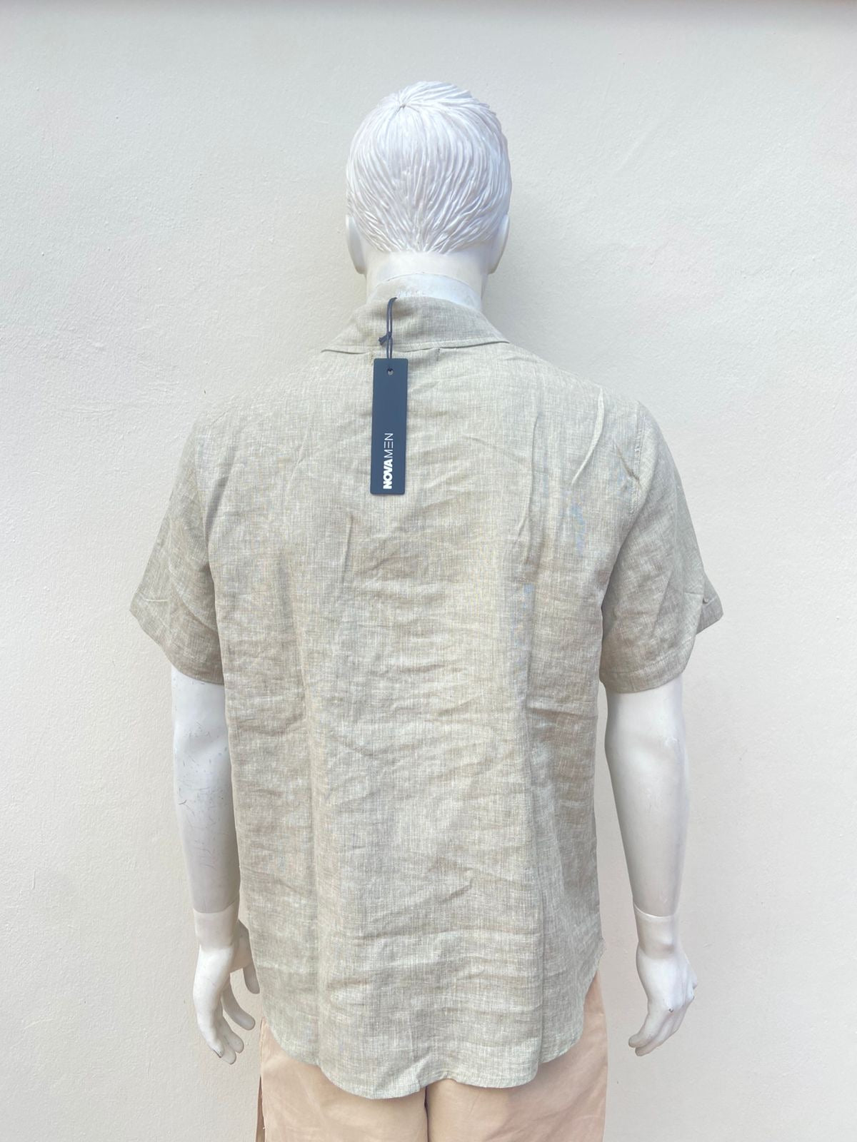 Camisa 55% lino 45% algodón, en color verde oliva claro, manga corta.