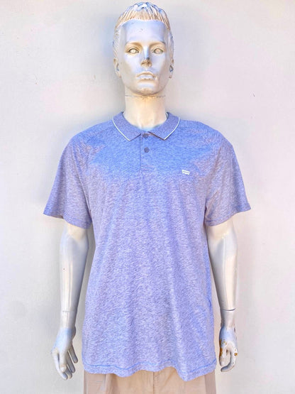 Polocher LEVI’S Original en color gris liso con linea blanca en el cuello y logotipo de la marca al frente.