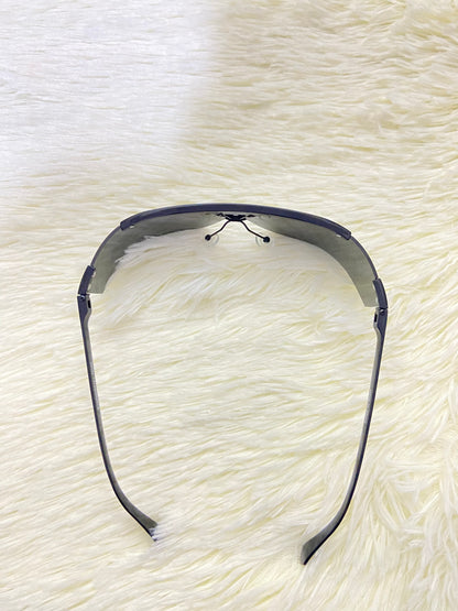 Lentes, negro con montura negro matte y triángulo en frente, protección UV 400.