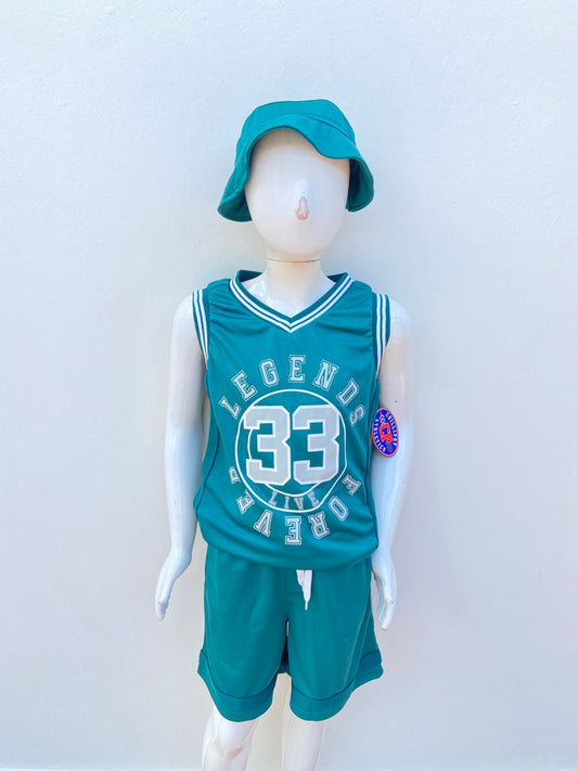 Conjunto CHILLI POP original, verde oscuro con letras LEGENDS FOREVER 33, de Bermuda, franela y gorro.