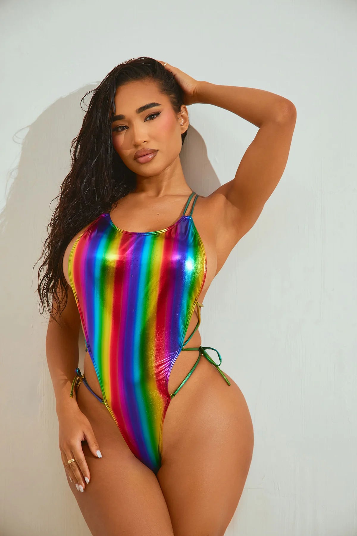 Biquini, de una pieza multicolor con lazos cruzados en tela impermeable.