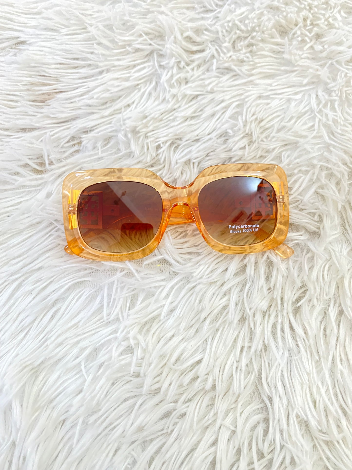 Lentes Fashion Nova original, naranja transparente, cuadrado con diseño de rosas en dorado.