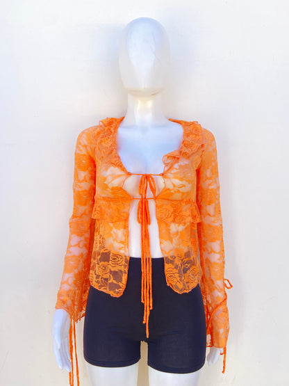 Top naranja en encaje y lazos ajustables.