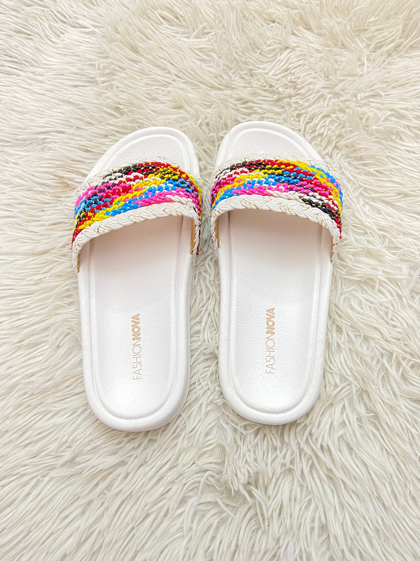 Sandalias, blancas con bordado multicolor y detalles dorados.